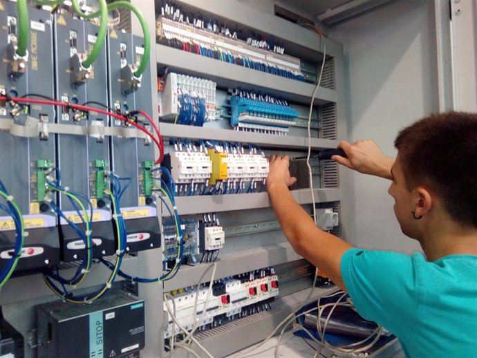 Archivo - Un estudiante hace prácticas en una empresa