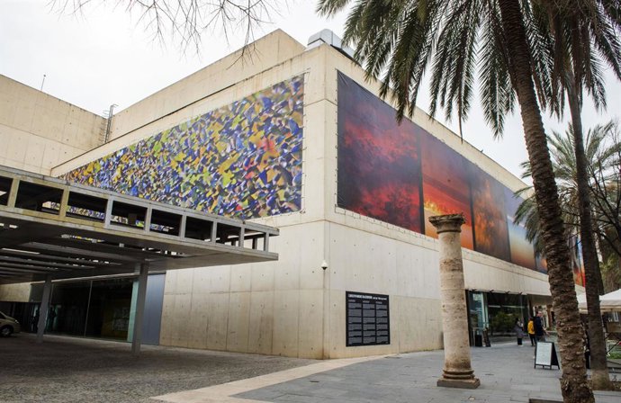 La lona de la muestra 'Look up. Mira cap amunt!' en el exterior del MuVIM.