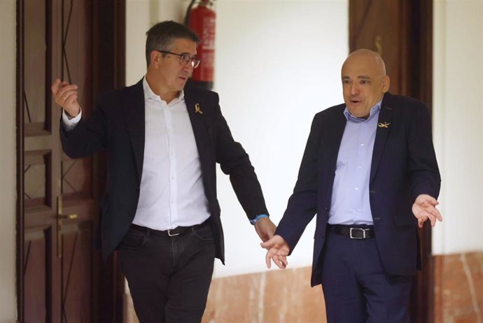 Archivo - El portavoz del PSOE en el Congreso, Patxi López, con el secretario de Estado de Relaciones con las Cortes, Rafael Simancas 
