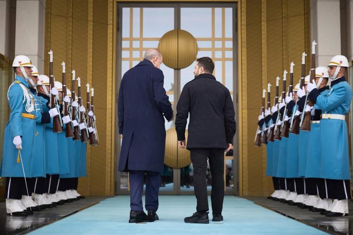 El presidente ucraniano, Volodimir Zelenski (derecha), escoltado por el presidente turco, Recep Tayyip Erdogan (izquierda), a su llegada a una reunión bilateral en el Palacio Presidencial en Ankara.
