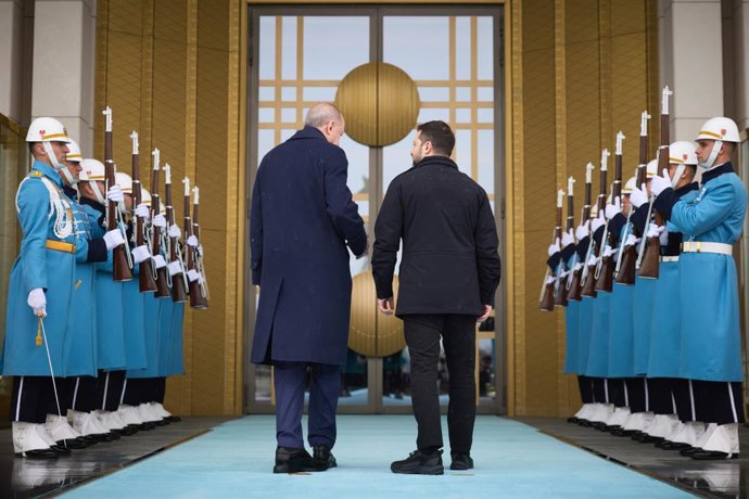 18 de fevereiro de 2025, Ancara, Turquia: O presidente ucraniano Volodymyr Zelenskyy, à direita, é escoltado pelo primeiro-ministro turco Recep Tayyip Erdogan, à esquerda, na chegada para uma reunião bilateral no Palácio do Presidente, em 18 de fevereiro 