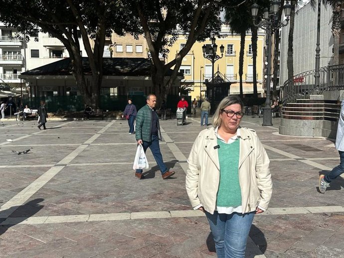 La portavoz Con Andalucía en el Ayuntamiento de Huelva, Mónica Rossi, en la plaza de Las Monjas de la capital onubense.