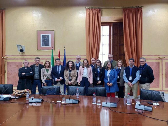 Miembros de la Mesa del Ferrocarril de Almería se reúnen con miembros de la Comisión de Fomento del Parlamento andaluz.