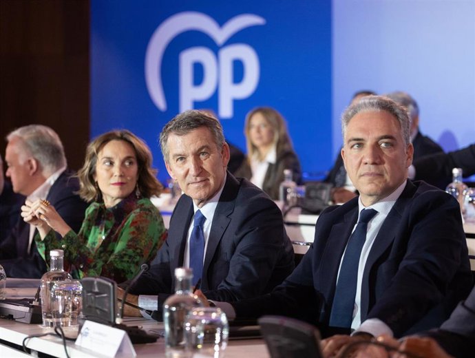 El presidente del Partido Popular, Alberto Núñez Feijóo, junto a la secretaria general del PP, Cuca Gamarra, y el vicesecretario de Coordinación Autonómica, Local y Análisis Electoral del PP y diputado nacional por Málaga, Elías Bendodo.