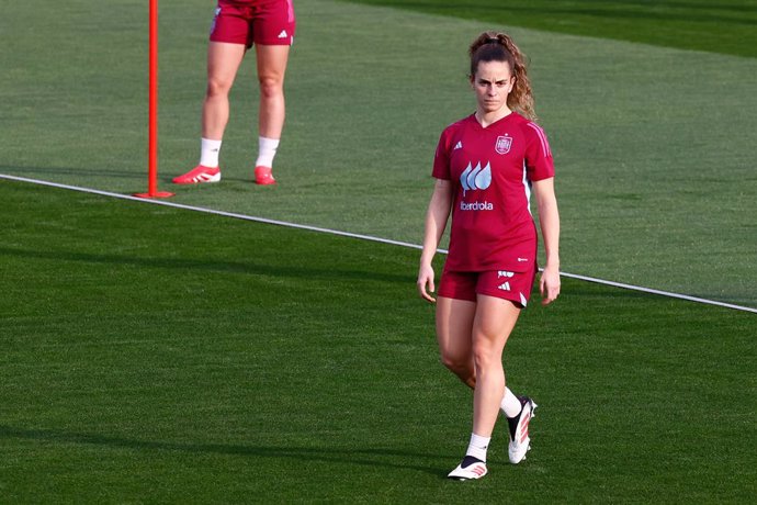 Teresa Abelleira looks on during the training session of the Spanish women's team ahead of the UEFA Women's Nations League matches against Belgium and England at Ciudad del Futbol on February 18, 2025, in Las Rozas, Madrid, Spain.