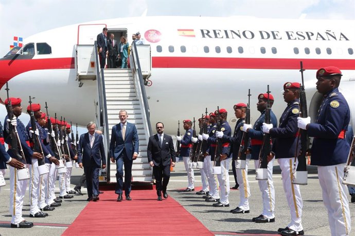 Archivo - Arquivo - O Rei Felipe VI (c) e o Embaixador da Espanha na República Dominicana, Antonio Pérez-Hernández (l), em sua chegada ao Aeroporto Internacional Las Américas, em 15 de agosto de 2024, em Punta Caucedo (República Dominicana). O Rei viajou 