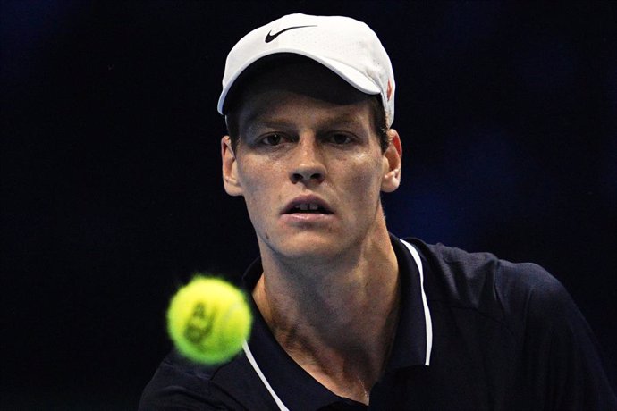 Archivo - 17 November 2024, Italy, Turin: Italian tennis player Jannik Sinner looks at the ball, during the ATP World Tour Finals Men's Singles tennis match against US Taylor Fritz at the Inalpi Arena. Photo: Marco Alpozzi/LaPresse via ZUMA Press/dpa