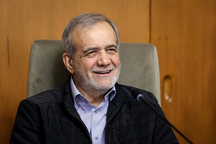 HANDOUT - 12 de fevereiro de 2025, Irã, Teerã: O presidente iraniano Masoud Pezeshkian reage durante a reunião semanal do gabinete em Teerã. Foto: -/Presidência do Irã/dpa - ATENÇÃO: uso editorial apenas e somente se o crédito mencionado acima for mencion