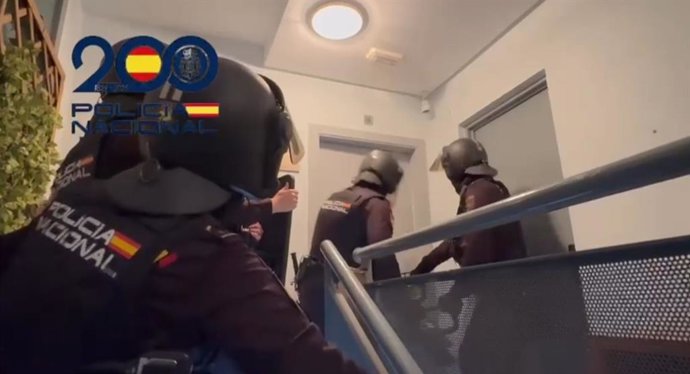 Agentes de la Policía Nacional antes de entrar en un domicilio de Cádiz dentro de la operación Dorado, desarrollada el martes