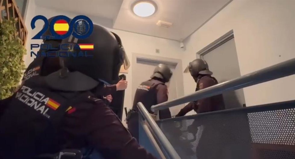 Agentes de la Policía Nacional antes de entrar en un domicilio de Cádiz dentro de la operación Dorado, desarrollada el martes