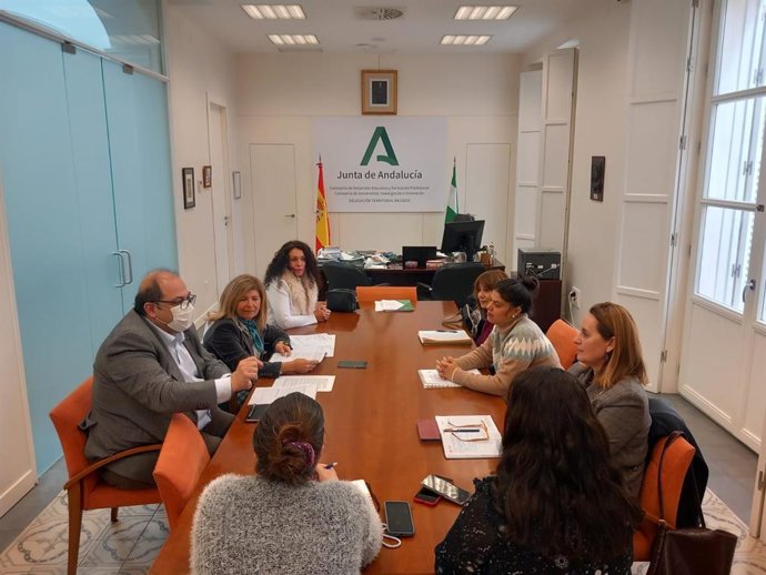 Isbel Paredes con la comunidad educativa del CEI Tierra y Libertad de Puerto Real.