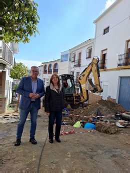 La subdelegada y el alcalde de Iznájar visitan una obra en el marco del PFEA.