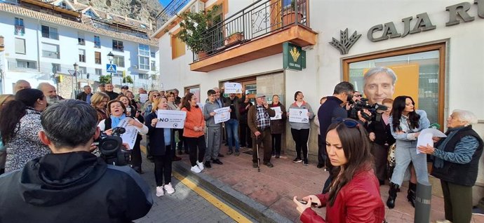 Manifestación contra el cierre parcial de una oficina bancaria en el Casco Antiguo