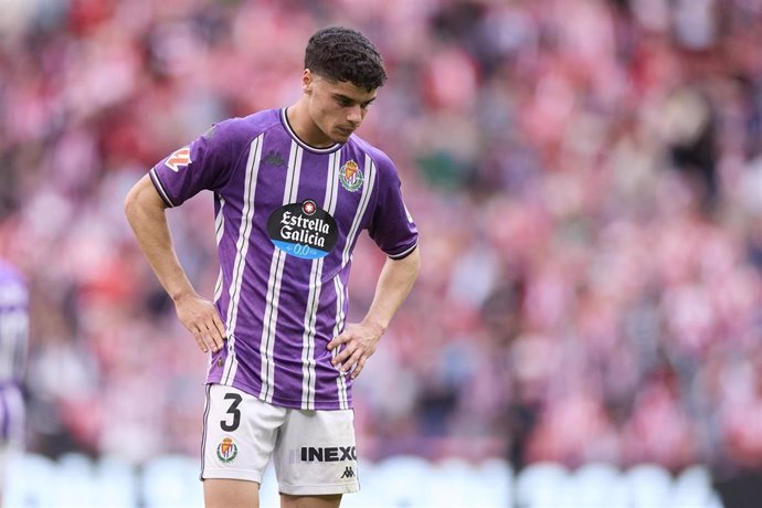 El defensa del Real Valladolid David Torres, cabizbajo, tras el encuentro de LaLiga EA Sports en San Mamés.
