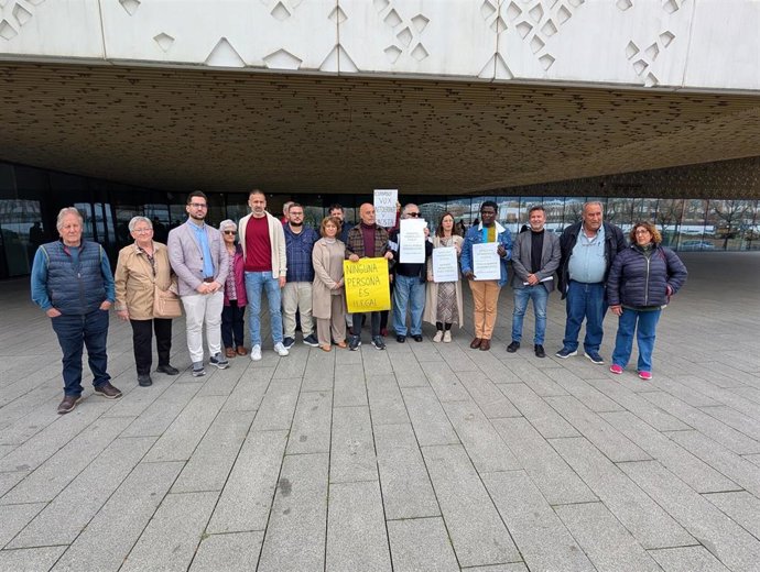 Los ediles del PSOE y Hacemos Córdoba en el Ayuntamiento de la capital y las organizaciones El Mundo y África Trabajan y Córdoba Solidaria presentan la denuncia ante la Fiscalía contra la campaña de Vox.