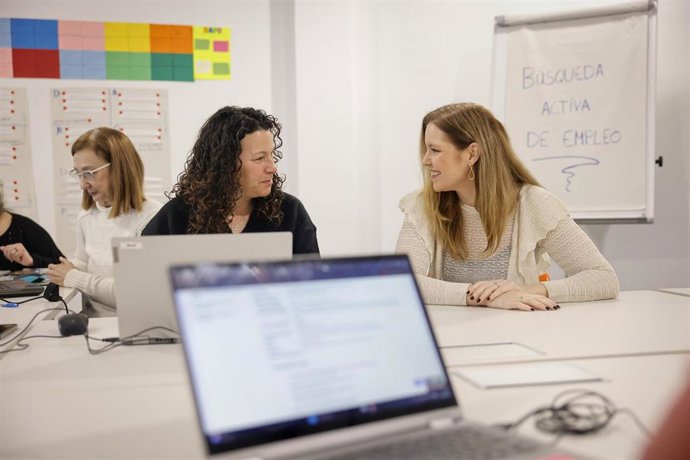 La consejera de Familia, Juventud y Asuntos Sociales, Ana Dávila, durante su visita al centro de apoyo psicosocial Sumamente, en Madrid, el 27 de febrero de 2025.