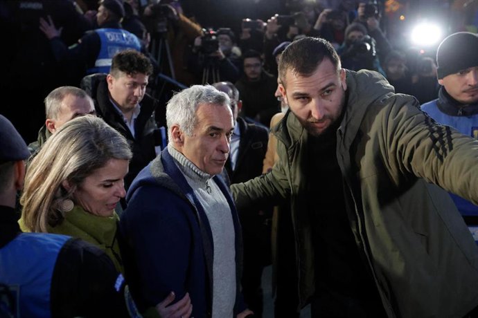 Calin Georgescu, en el centro de la imagen, tras su detención.