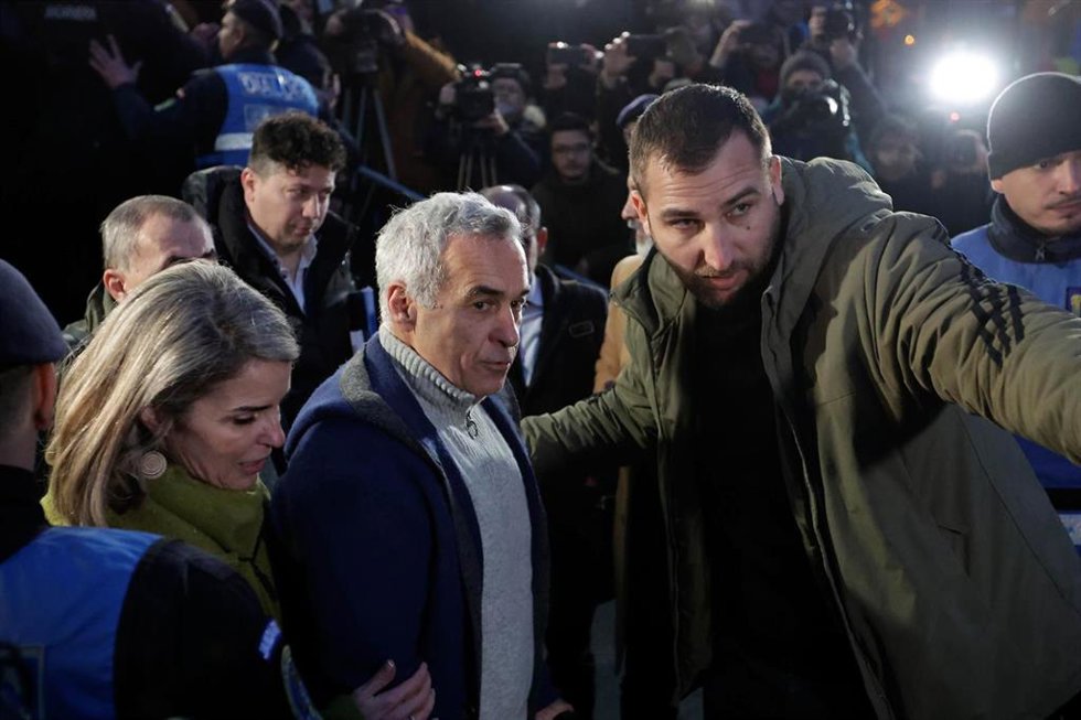 Calin Georgescu, en el centro de la imagen, tras su detención.