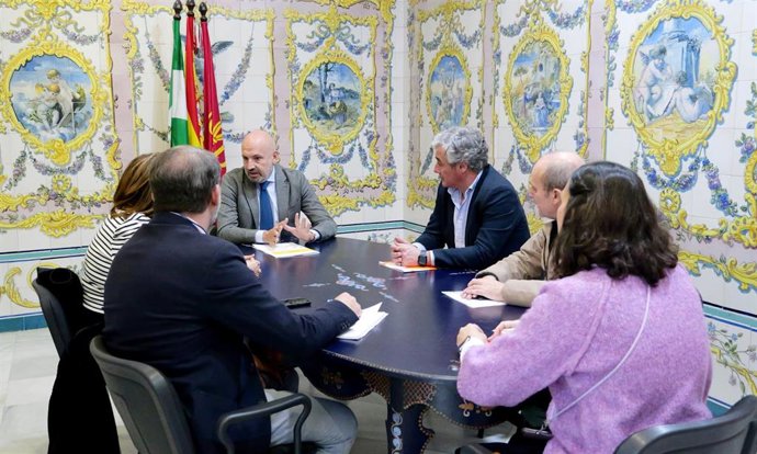 El delegado del distrito Triana, Manuel Alés, en reunión con la asociación de comerciantes de Triana