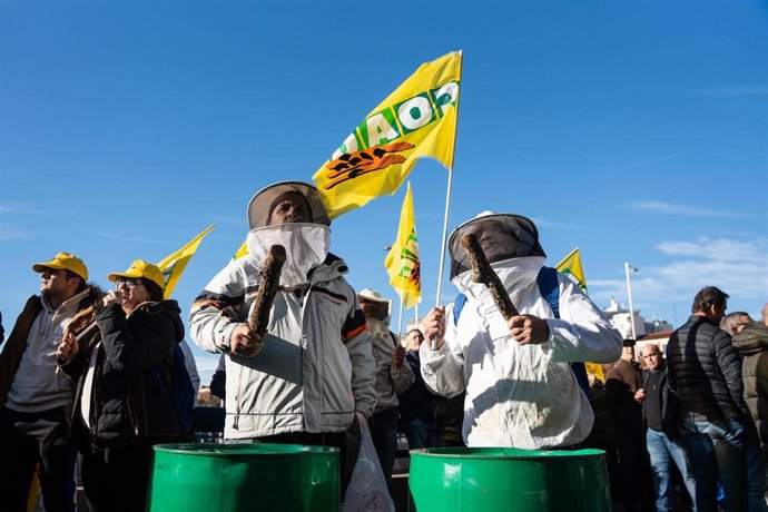 Archivo - Apicultores durante una protesta de agricultores y ganaderos frente al Ministerio de Agricultura, a 16 de diciembre de 2024, en Madrid (España). 