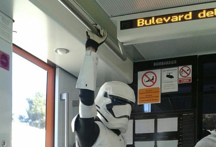 Archivo - Arxiu - Persones disfressades per al Carnestoltes en el Tram d'Alacant