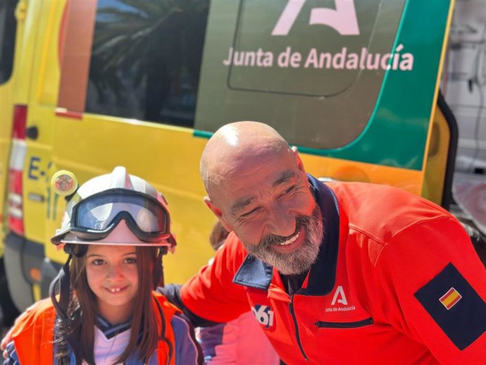 Un profesional del 061 junto a una alumna.