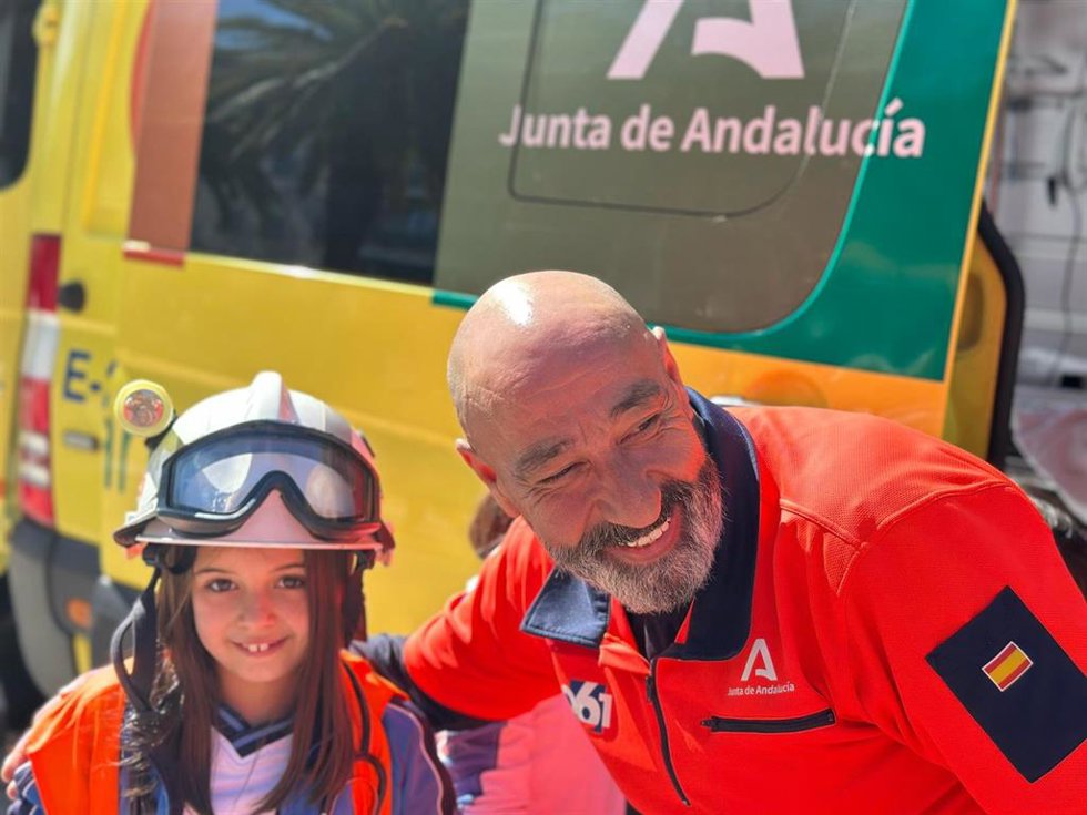 Un profesional del 061 junto a una alumna.