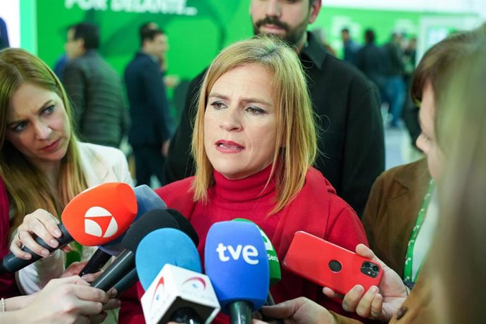 La secretaria de Igualdad del PSOE, Pilar Bernabé atiende a los medios en el congreso del PSOE andaluz