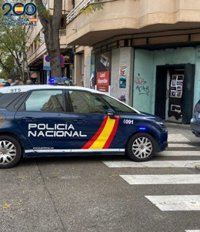 Un conductor se salta un control policial en Vallecas, embiste a un coche patrulla y logra huir