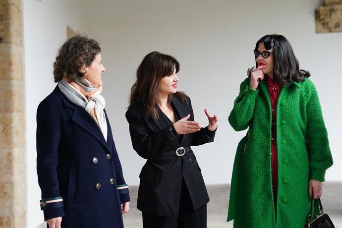 La ministra de Juventud e Infancia, Sira Rego (2i), a su llegada a una reunión con docentes del Máster en Intervención Social y Educativa con Infancia y Adolescencia de la Universidad de Salamanca (USAL)