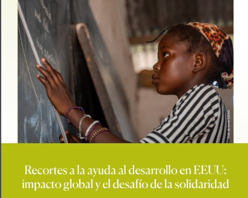 Una niña en una escuela, en la portada del comunicado de las ONG jesuitas contra el recorte de la ayuda humanitaria de EEUU.