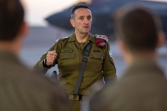 Archivo - NEVATIM AIR FORCE BASE, 15 de abril de 2024 -- Herzi Halevi, chefe do Estado-Maior das Forças de Defesa de Israel, fala durante uma reunião com pilotos na base da Força Aérea de Nevatim, no sul de Israel, em 15 de abril de 2024. Herzi Halevi dec