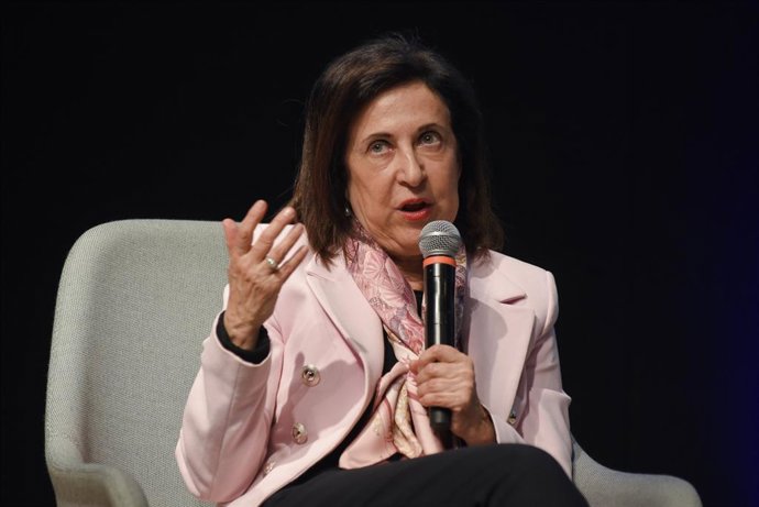 La ministra de Defensa, Margarita Robles, durante la conferencia 'Reto construir la Paz en Ucrania', en el Museo de la Ciencia CosmoCaixa, a 27 de febrero de 2025, en Barcelona, Catalunya (España). La conferencia es parte de una jornada en apoyo a Ucrania