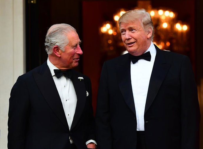 Archivo - 04 de junho de 2019, Inglaterra, Londres: O presidente dos EUA, Donald Trump (à direita), recebe Charles, o príncipe de Gales, do lado de fora da Winfield House, a residência do embaixador dos Estados Unidos da América no Reino Unido, no Regent'