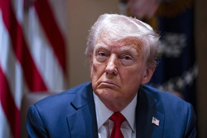 26 de fevereiro de 2025, Washington, Distrito de Columbia, EUA: O presidente dos Estados Unidos, Donald Trump, durante uma reunião de gabinete na Casa Branca em Washington, DC, EUA, na quarta-feira, 26 de fevereiro de 2025. A exigência de Elon Musk de que