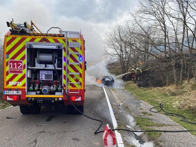 Se incendia un turismo en la carretera de Lamasón y el fuego se propaga a la vegetación