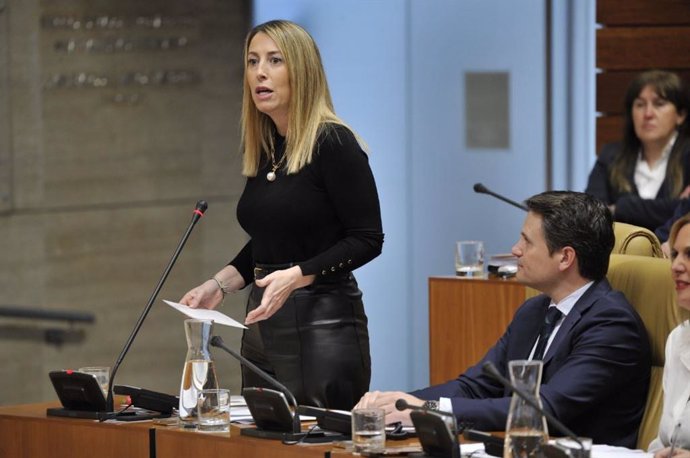 La presidenta de la Junta de Extremadura, María Guardiola, en el pleno de la Asamblea de este jueves