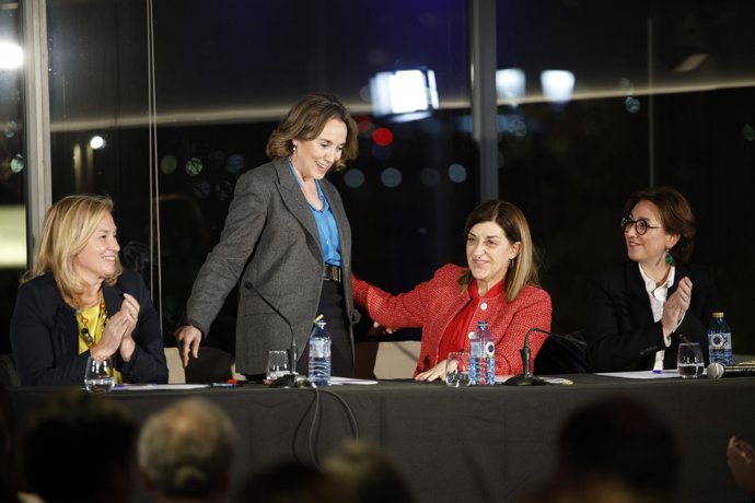 La secretaria general del PP, Cuca Gamarra, y la presidenta del Gobierno de Cantabria y del partido en la región, María José Sáenz de Buruaga