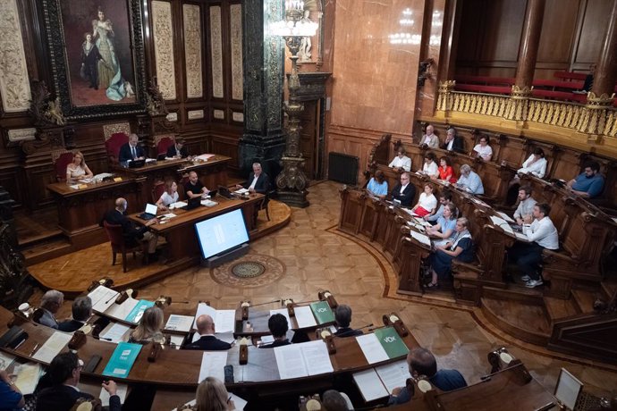 Archivo - Arxivo - Vista d'un ple en l'Ajuntament de Barcelona, a 26 de juliol de 2024, a Barcelona, Catalunya (Espanya). L'Ajuntament de Barcelona celebra l'últim ple del curs polític en el qual s'acomiada al líder de Junts, Xavier Trias, com concej