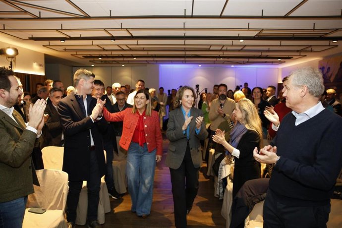 La presidenta del Gobierno de Cantabria y del PP en la región, María José Sáenz de Buruaga, y la secretaria general del PP, Cuca Gamarra