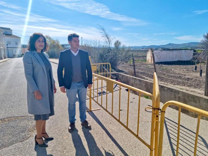 La diputada provincial de Cohesión Territorial, Teresa Jiménez, y el alcalde, José Ramón Montaño.