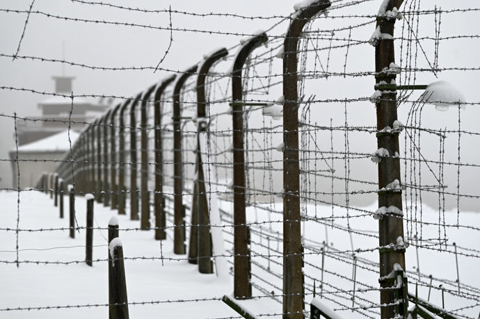26 January 2021, Thuringia, Weimar: A general view of the barbed wire fence at the Buchenwald Memorial one day ahead of the International Day of Commemoration in memory of the victims of the Holocaust. Photo: Martin Schutt/dpa-Zentralbild/dpa