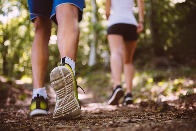 Archivo - Primer plano zapatillas, andar, caminar rápido