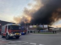 Colapsa la cubierta y una de las fachadas de la nave incendiada en un polígono en Fuenlabrada (Madrid)