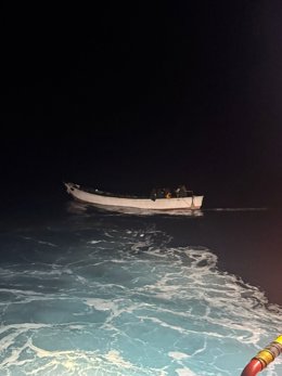 Uno de los cayucos a los que Salvamento Marítimo acompañó hasta Tenerife