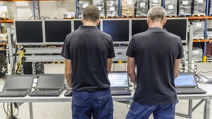 Especialistas en reacondicionamiento trabajando