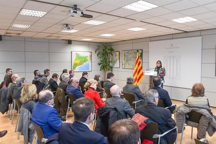 La consellera de Territorio, Vivienda y Transición Ecológica de la Generalitat, Sílvia Paneque, ante promotores y representantes del mundo local