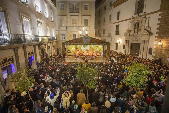 Archivo - Imagen de archivo del escenario en la Plaza San Antonio de Cadiz donde se ha desarrollado el XLIV Concurso Unicaja Coplas del Carnaval Gaditano, organizado por Fundación Unicaja.