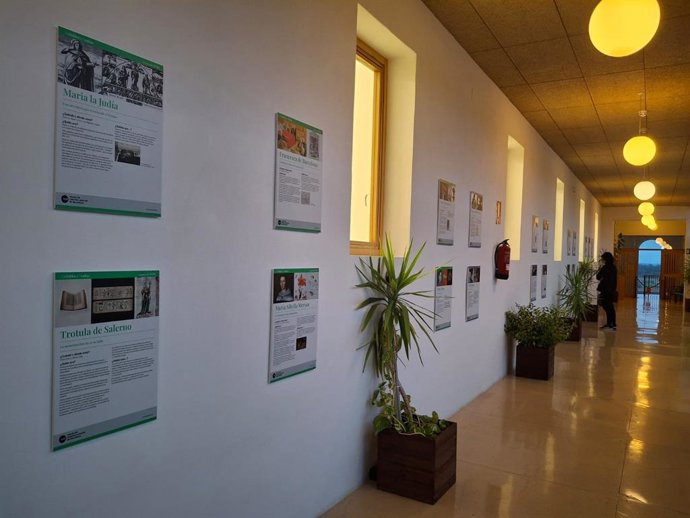 La Biblioteca de Extremadura expone '(In)visibles y (O)cultas', una muestra sobre mujeres olvidadas por la ciencia y la historia.