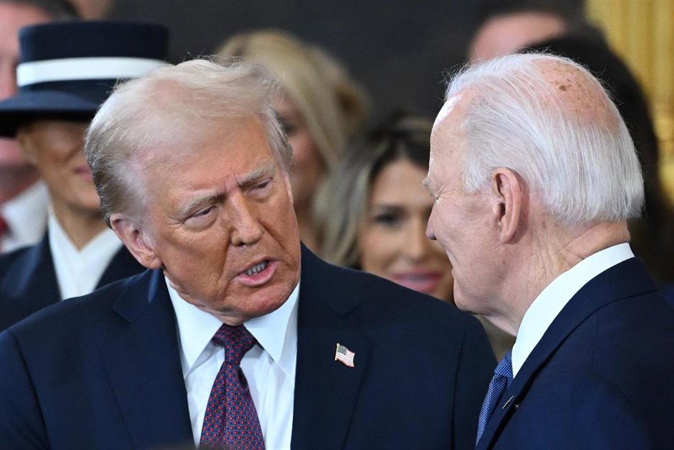 Archivo - January 20, 2025, Washington, District Of Columbia, USA: US President Joe Biden looks on as US President-elect Donald Trump arrives during the inauguration ceremony before Trump is sworn in as the 47th US President in the US Capitol Rotunda i